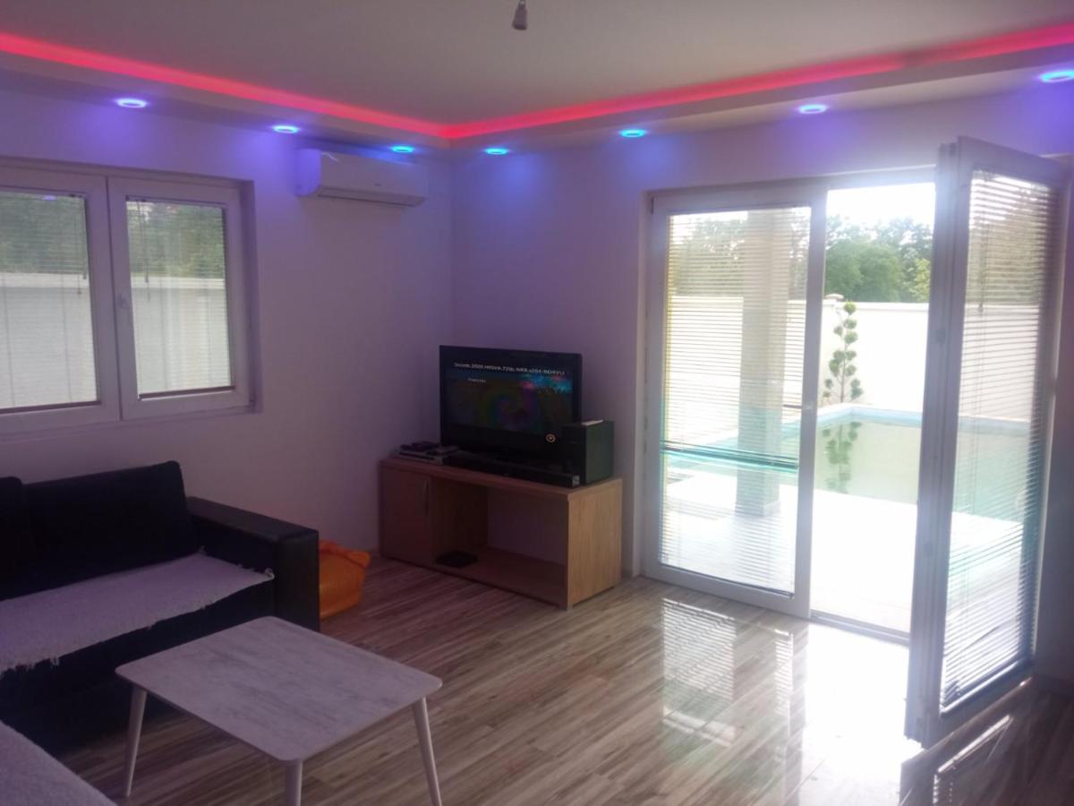 ヘルツェグ・ノヴィ House With Pool - Mitrovicヴィラ エクステリア 写真