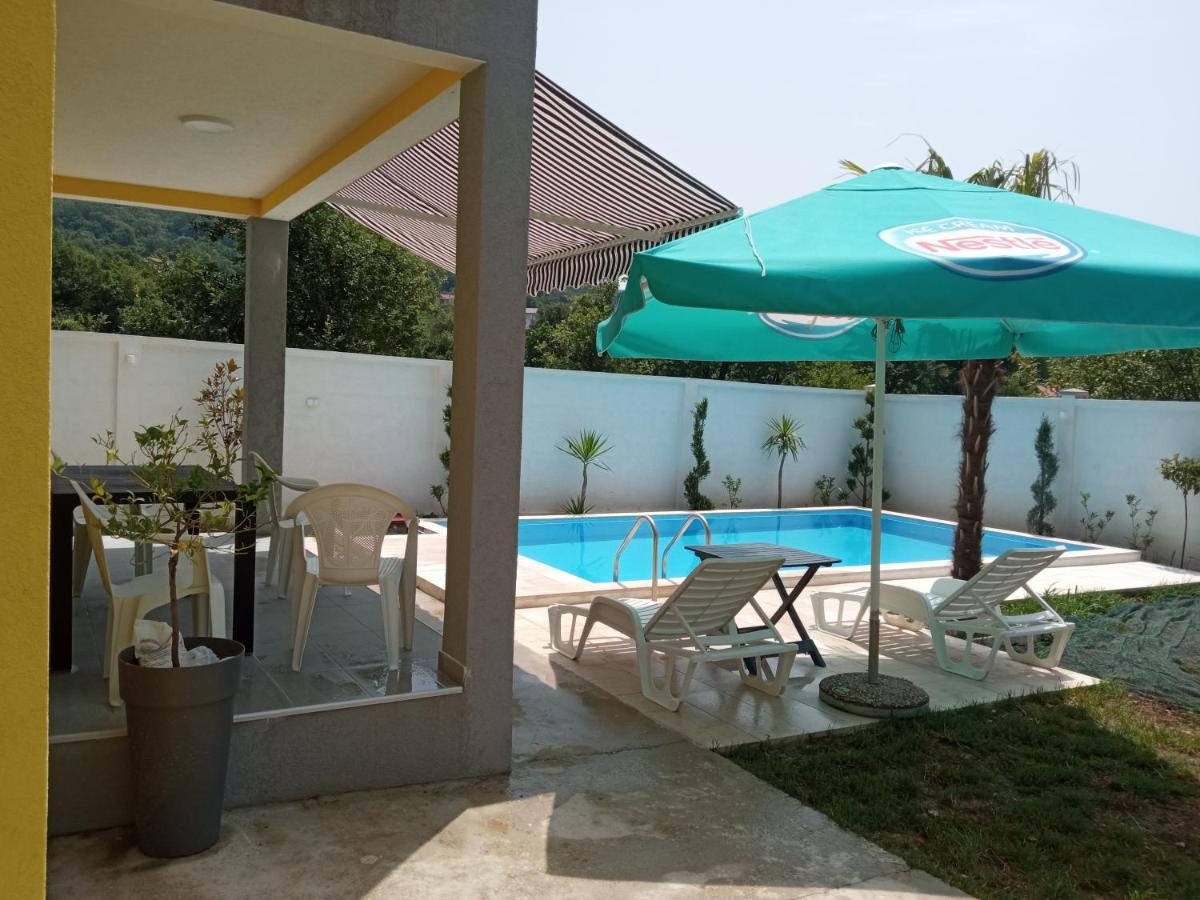ヘルツェグ・ノヴィ House With Pool - Mitrovicヴィラ エクステリア 写真